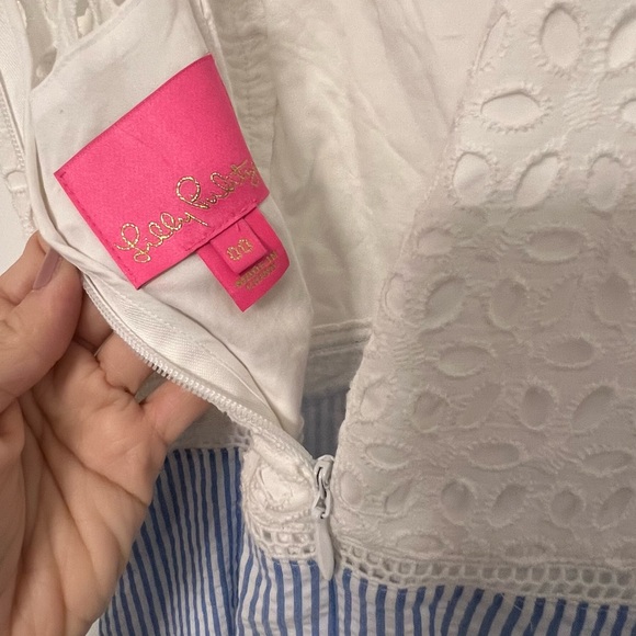 Lilly Pulitzer Maya White and Blue Seersucker
Shift Dress Sz 00 - Picture 9 of 9